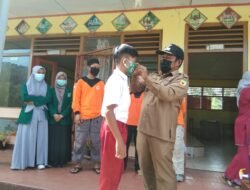 Peduli Dengan Anak Didik Wali Nagari Batu Taba Tanah Datar, Bagikan Masker Kesiswa.