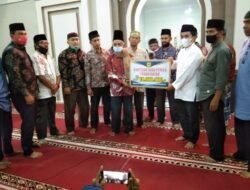 Tim Safari Ramadhan Berikan Bantuan dan Pabukoan di Mesjid Al Falah Jorong Kandang Malabuang Salimpaung