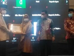 Gubernur Sumatera Barat, Menyerahkan Penghargaan Pengarustamaan Gender ke Pemkab Pesisir Selatan