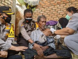 Kapolresta Blusukan Warga : Enak Tak Repot, Petugas Vaksin Yang Langsung Datang