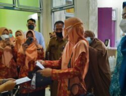 Istri Bupati Kuansing Jenguk Dan Santuni Korban Selamat Kebakaran Cerenti