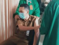 Carita Lucu THL Pemko Payakumbuh Saat Vaksinasi, Piko Yang Ditenangkan Kabag Kesra Karena Takut Jarum Suntik