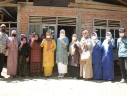 Ketua Dekranasda Tanah Datar Ingatkan, Pengrajin Songket Tetap Bersemangat