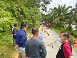 Bupati Kuansing Langsung Intruksikan Dinas PUPR Membangun Jalan Alternatif Agar Aktifitas Warga Lancar