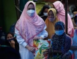 Istri Bupati dan istri Wabup Kuansing Menyalurkan Bantuan Sembako di 2 Kecamatan