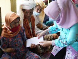Ketua TP PKK Kuansing Menyerahkan Santunan Anak Yatim Dari UEP