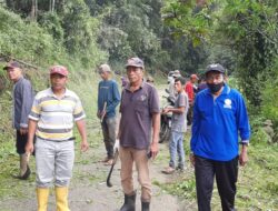 Warga Aua Barulak Membersihkan Jalan Masuk ke Jorong Sepanjang 1 KM