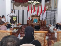 Bupati Tanah Datar Didampingi Perwakilan PT. Jasindo Kacab Bukittinggi Menyerahkan Secara Simbolis Polis AUTSK