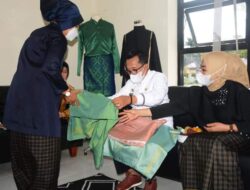 Kepala BPS Sumbar Herum Fajarwati Kunjungi Sentra Tenun Lintau