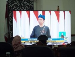 Bupati dan Wakil Bupati Tanah Datar Mendengarkan Pidato Presiden RI
