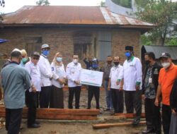 Rumah Hangus Terbakar Milik Edison Didatangi Bupati