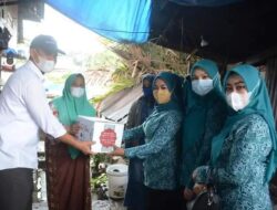 TP PKK Tanah Datar bersama Owner Emersia Hotel Menyerahkan Paket Sembako