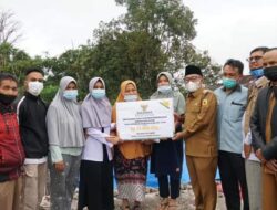 Bupati Tanah Datar Bersama Baznas Menyerahkan Bantuan Korban Musibah Kendaraan Rem Blong