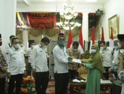 Bupati Tanah Datar Menyerahkan Bantuan Pendidikan Kepada Putra dan Putri Melanjutkan Pendidikan ke Timur Tengah