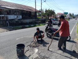 Kondisi Jalan Provinsi Berlobang Belum Ditambal, Pemuda Ikut Berpartisifasi