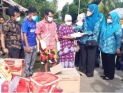 Istri Bupati Kuansing Bersama Dinsos Kuansing langsung Menyerahkan Bantuan Kepada Korban Kebakaran