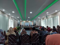 Ka Kankemenag Tanah Datar Menyerahkan SK Pensiun Kepada Dua Orang ASN Kemenag Tanag Datar