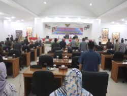 Bupati Tanah Datar Menanggapi Pertanyaan Dari Beberapa Fraksi Tentang Belum Dilaksanakannya Pilwanag