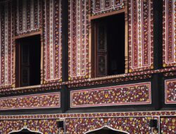 Ukiran Saluak Laka di Pintu Pada Museum Istano Basa Pagaruyung Punya Makna