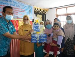 Paket Susu Formula Diserahkan Ketua TPPKK di Singgalang Untuk Balita
