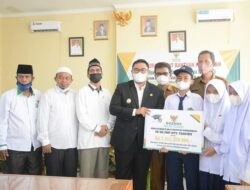 Baznas Tanah Datar Serahkan Bantuan 4.791 Siswa SD dan SMP Sederajat se Tanah Datar
