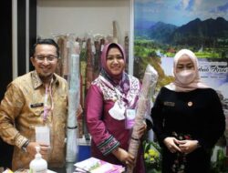 Bupati Tanah Datar Menerima Kunjungan Bupati Buru Selatan Maluku di stand Tanah Datar