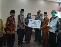 Ka Kankemenag  Tanah Datar Didampingi Ketua Baznas Menyerahkan Bantuan Untuk 70 Orang Siswa MI Negeri/Swasta