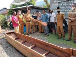 Dispakan Tanah Datar Menyerahkan Bantuan Perahu dan Jaring ke KUB Nelayan Jorong Padang Laweh