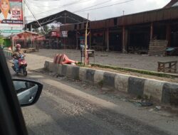 Jalan Dua Jalur Sudah Dipakai Untuk Berdagang di Pasar Koto Baru