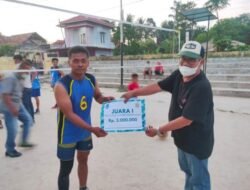 Edward DF Dan Fahlevi Mazni Serahkan Hadiah Juara Baja Volly Ball Of Legend