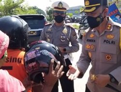 Operasi Zebra Lancang Kuning 2021, Kapolres Kuansing Bagikan Helm dan Sembako