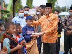 Plt Bupati Kuansing Menyerahkan Bansos Berupa Sembako Untuk Masyarakat Desa Sungai Sirih