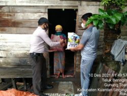Polri Peduli, Personel Polsek Kuantan Mudik Beri Bantuan Sembako Kepada Warga Kurang Mampu