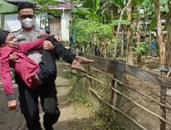 Polisi di Inhu Bopong Remaja Lumpuh dan Membawanya Berobat ke Rumah Sakit