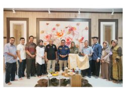 Prof. Azril Azhari, Ph. D Perkenalkan Inovasinya Produk Kain Batik Berbahan Ampas Kopi ke Bupati Tanah Datar
