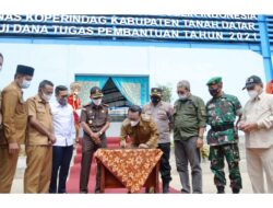 Bupati Tanah Datar Tandatangani Prasasti Pertanda Pasar Rakyat Beroperasi