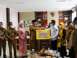 DIANTAR LANGSUNG BUPATI SAFARUDDINPEMKAB LIMA PULUH KOTA SALURKAN Rp 120 JUTA UNTUK GEMPA PASAMAN-PASAMAN BARAT