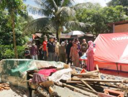 Wakil Bupati Tanah Datar Mendampingi Tokoh Perantau Mengunjungi Korban Bencana Gempa Pasaman Barat dan Pasaman