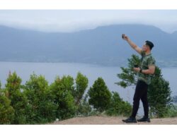 AHY Menikmati Pesona Singkarak Dari Puncak Aua Sarumpun