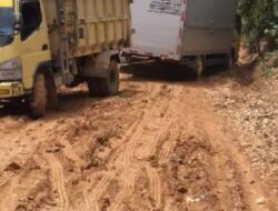 Musim Hujan Warga Desa Gunung Melintang Kuantan Hilir Sulit Keluar