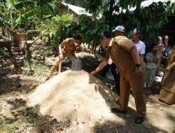 Wakil Bupati Tanah Datar Meninjau Langsung Pembuatan Pupuk Kompos di Keltan Baringin Bersatu