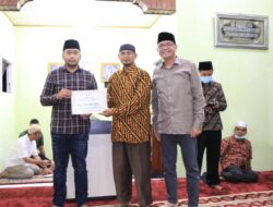 Tim Ramadhan Wagub Sumbar Serahkan Bantuan Untuk Mesjid Al-Wustha Parik Rantang