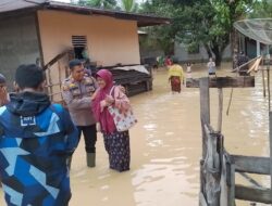 Tinjau Dampak Banjir di Kecamatan Singingi, Kapolsek dan Anggotanya Bantu Evakuasi Barang – Barang Warga