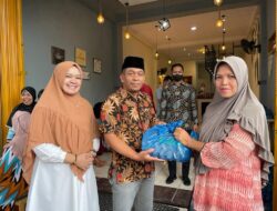 Wakil Ketua DPRD Wulan Denura Bagikan Ratusan Paket Sembako