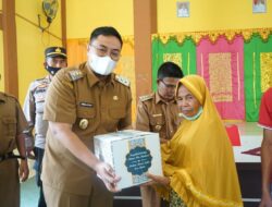 Wabup Tanah Datar Salurkan 2000 Paket Sembako di Beberapa Kecamatan
