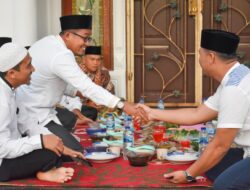 Adam Buka Puasa Perdana di Tanah Kelahiran Muaro Sentajo