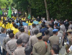 Mahasiswa UNIKS Demonstrasi ke Kantor DPRD Kuansing, Bubarkan Koalisi Koalisi