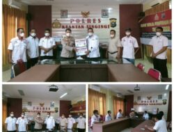Kapolres Kuansing Serahkan Bantuan Paket Sembako Polri Kepada Serikat Buruh di Kab. Kuansing