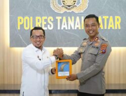 Kapolres Tanah Datar AKBP. Ruly Indra Wijayanto, S.I.K, M.Si Menerima Penghargaan Dari Pemkab Tanah Datar