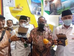 STAND LIMAPULUH KOTA ‘CURI’ PERHATIAN WAMENDAGRI JOHN WEMPI DI APKASI OTONOMI EXPO 2022